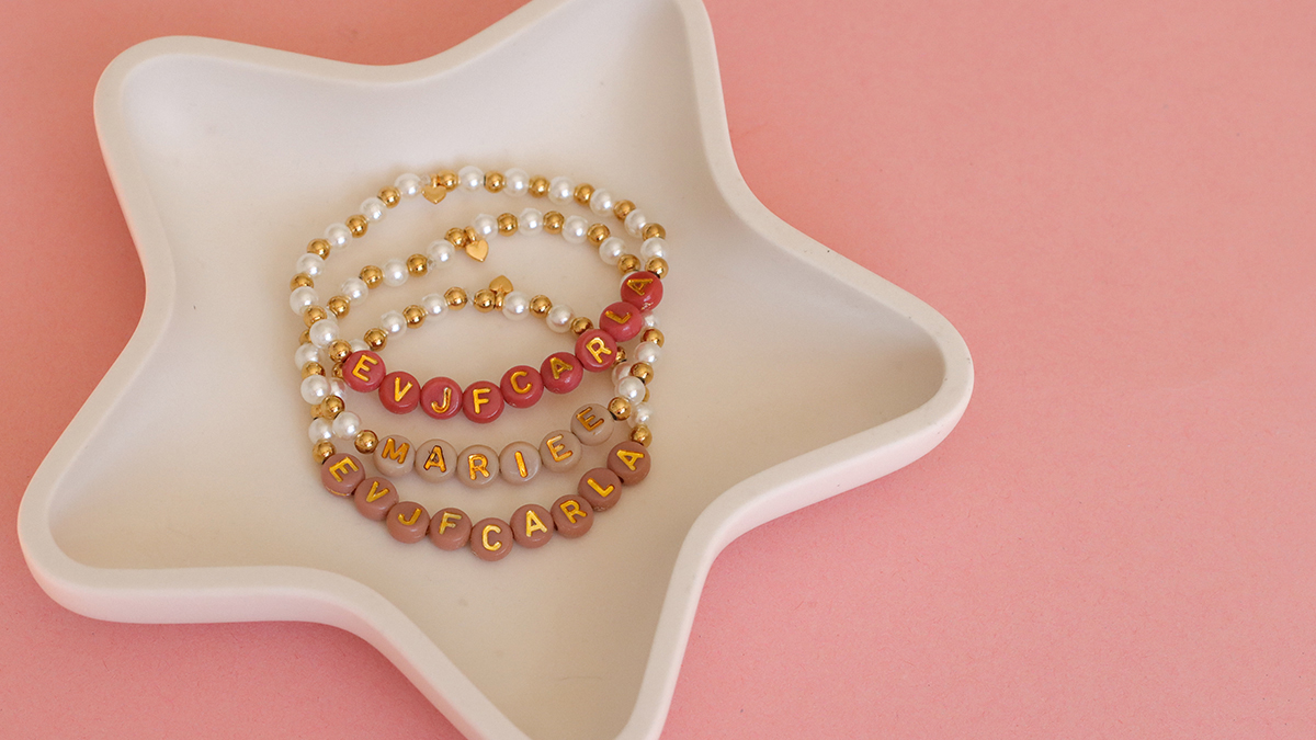 Bracelets EVJF avec perles nacrées et perles lettres Bracelets EVJF avec perles nacrées et perles lettres