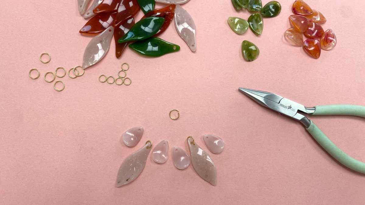 Boucles d'oreilles pendantes fleurs en résine et acier inoxydable Doré : Etape 1