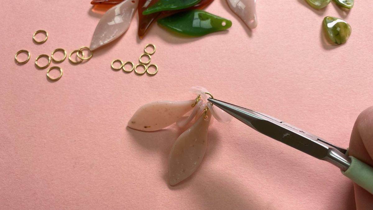 Boucles d'oreilles pendantes fleurs en résine et acier inoxydable Doré : Etape 2