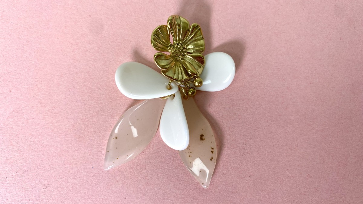Boucles d'oreilles pendantes fleurs en résine et acier inoxydable Doré : Etape 5