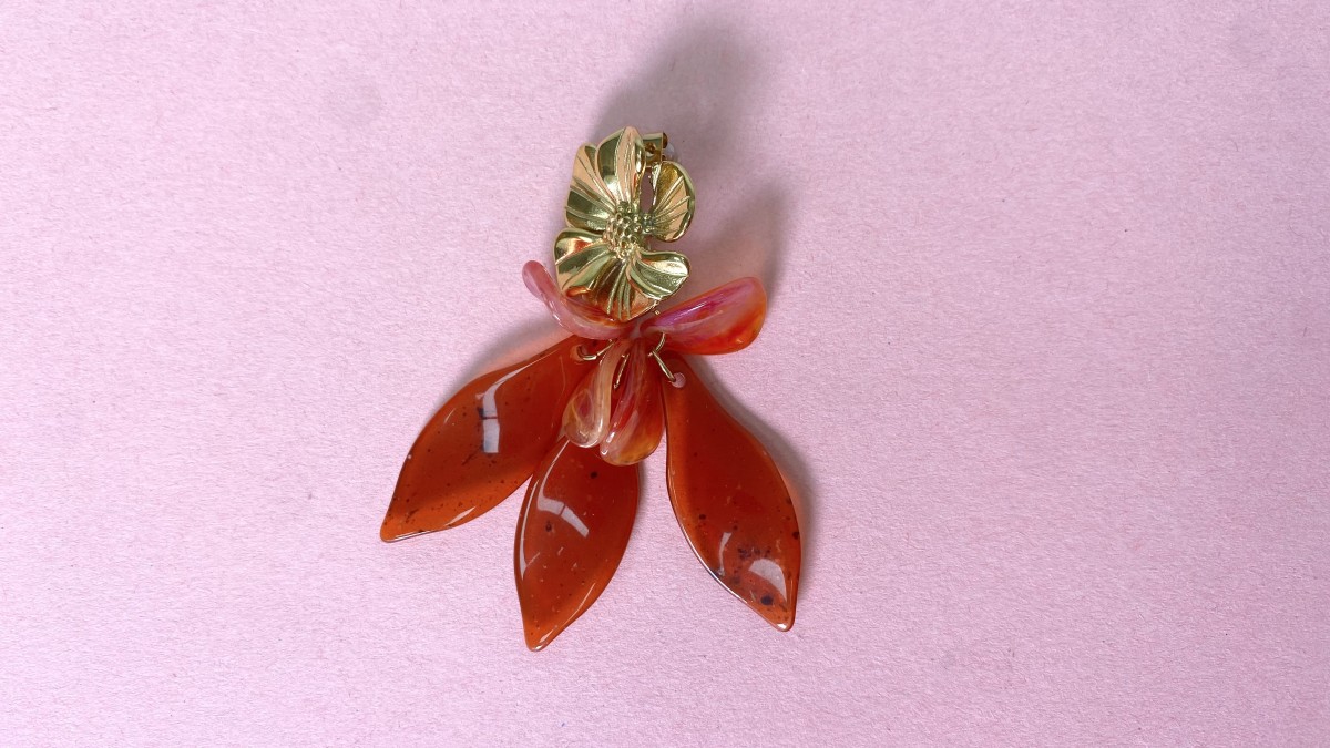 Boucles d'oreilles pendantes fleurs en résine et acier inoxydable Doré : Etape 6