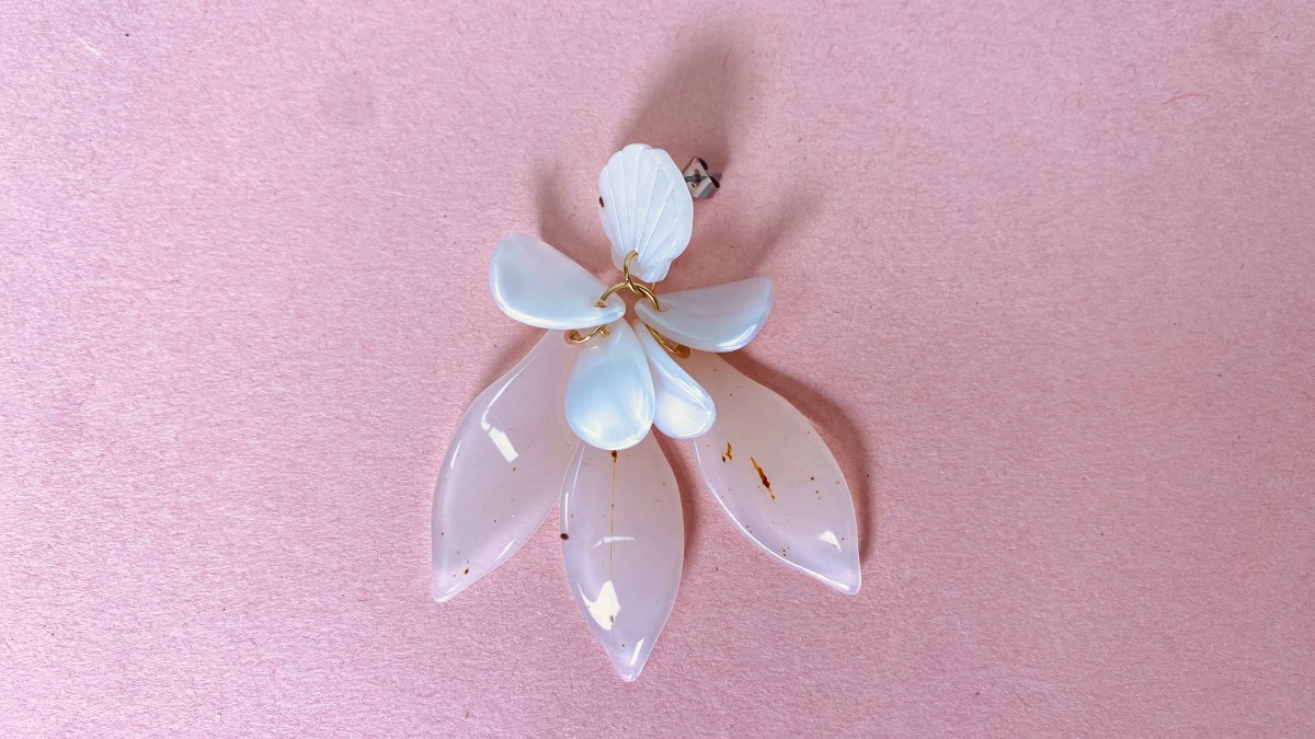 Boucles d'oreilles pendantes fleurs en résine et acier inoxydable Doré : Etape 7