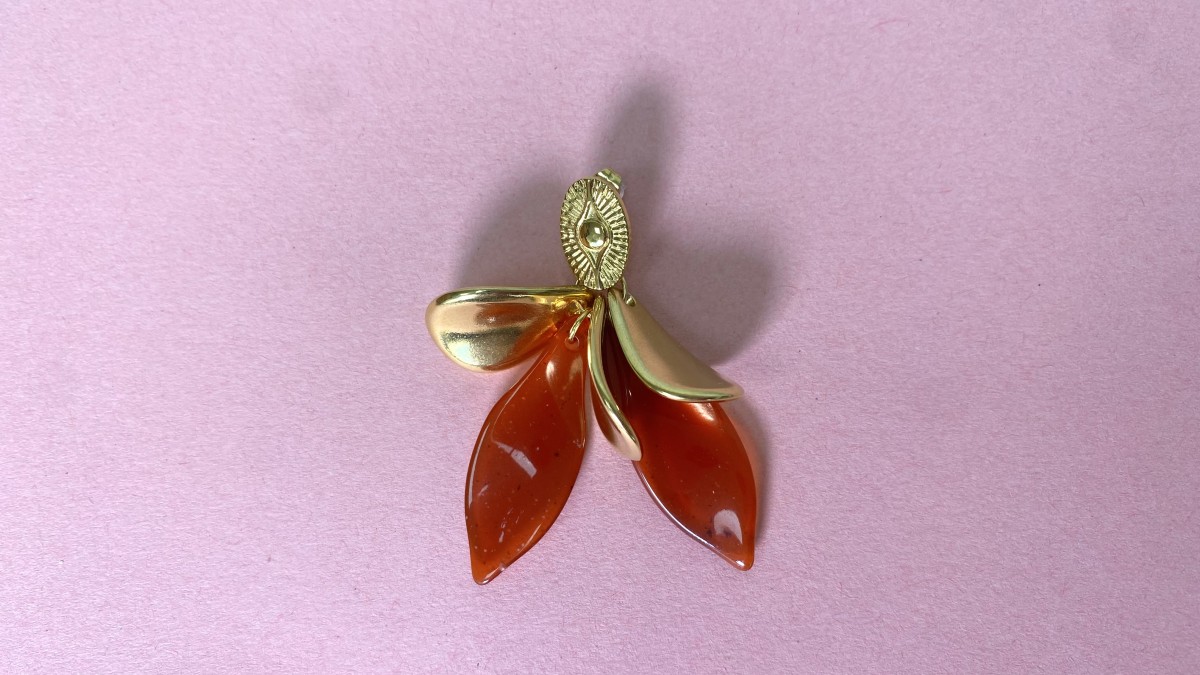 Boucles d'oreilles pendantes fleurs en résine et acier inoxydable Doré : Etape 9