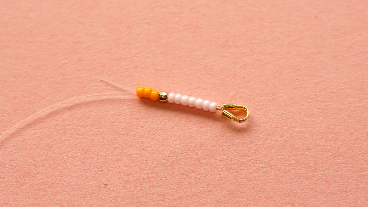 Collier en perles de rocailles multicolores : Etape 4