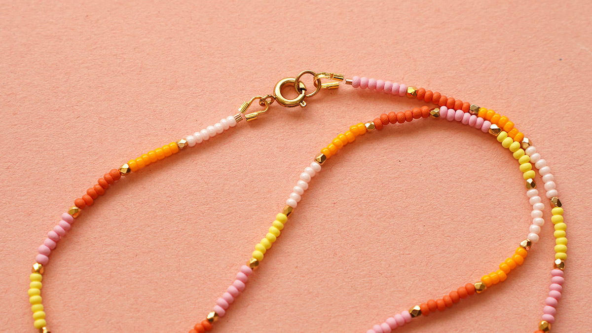 Collier en perles de rocailles multicolores : Etape 5