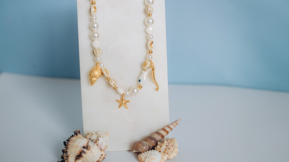 Collier en perles céramiques, perles nacrées et breloques marines