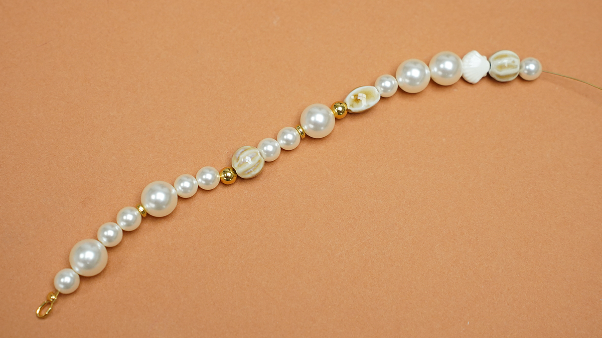 Collier en perles céramiques, perles nacrées et breloques marines : Etape 1