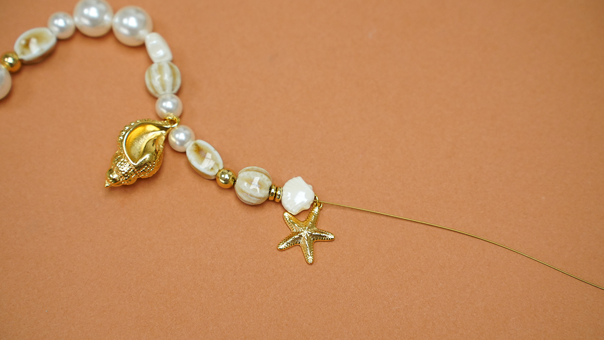 Collier en perles céramiques, perles nacrées et breloques marines : Etape 3
