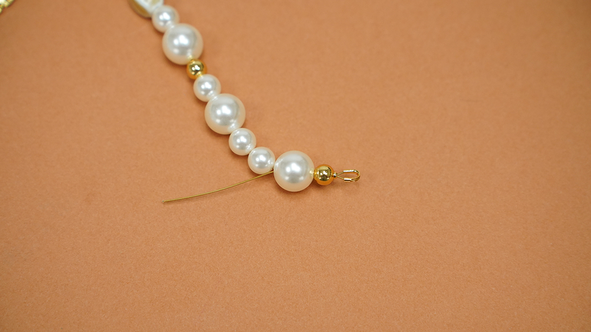 Collier en perles céramiques, perles nacrées et breloques marines : Etape 6