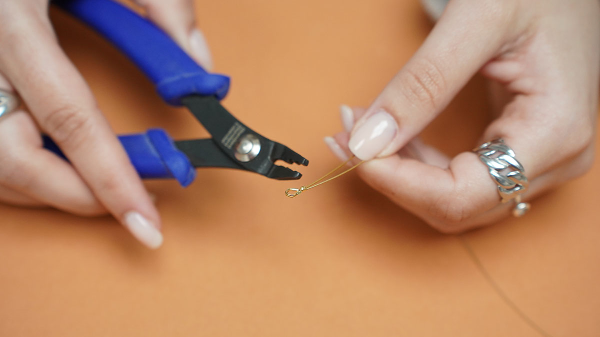 Collier perles céramiques bleues et perles d'eau douce : Etape 1