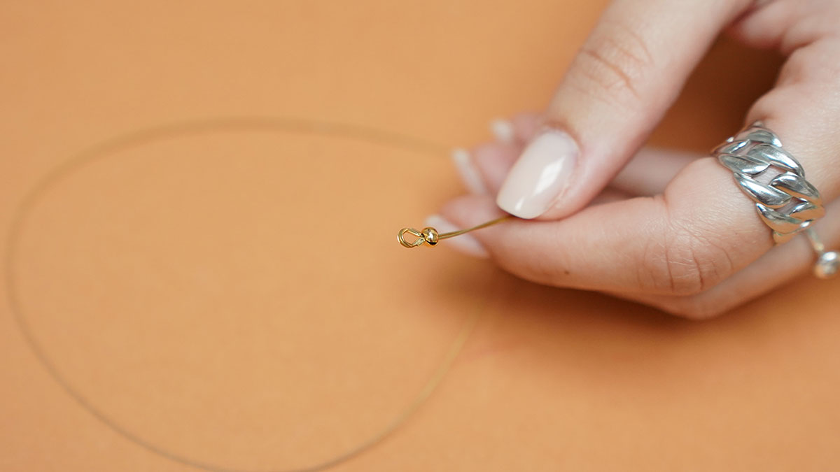 Collier perles céramiques bleues et perles d'eau douce : Etape 2