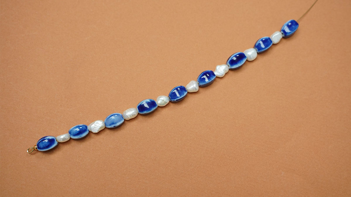 Collier perles céramiques bleues et perles d'eau douce : Etape 3