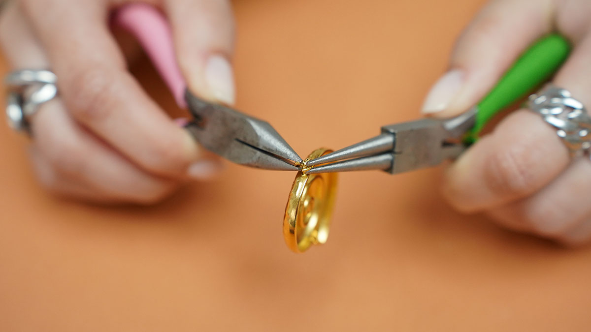 Collier perles céramiques bleues et perles d'eau douce : Etape 4