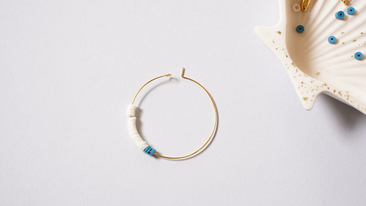 Créoles d'été en perles Heishi et breloques : Etape 1