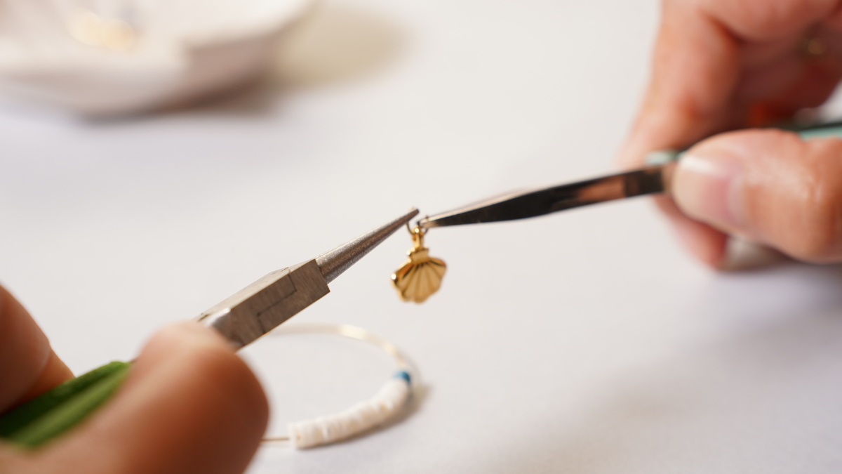 Créoles d'été en perles Heishi et breloques : Etape 2