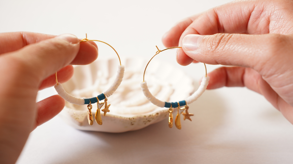 Créoles d'été en perles Heishi et breloques : Etape 3