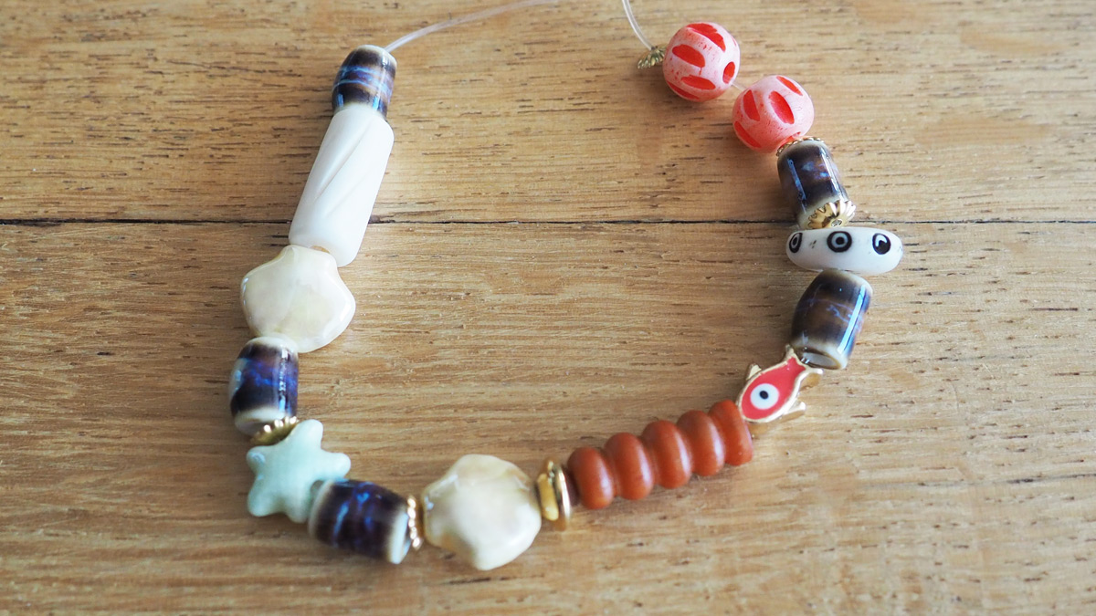 Bracelets élastiques avec perles en matière naturelle : Etape 3