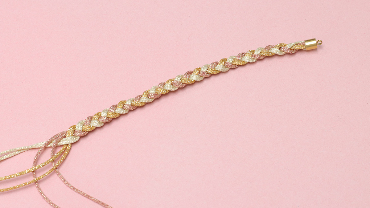 Bracelet tressé femme avec breloques charms : Etape 2
