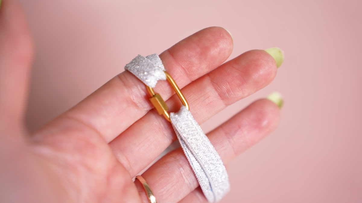 Bracelet ruban élastique avec perles et breloques bohème : Etape 2