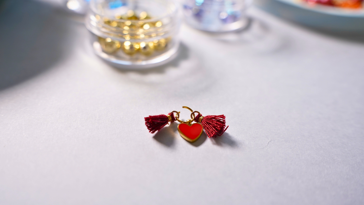 Bracelet ruban élastique avec perles et breloques bohème : Etape 5