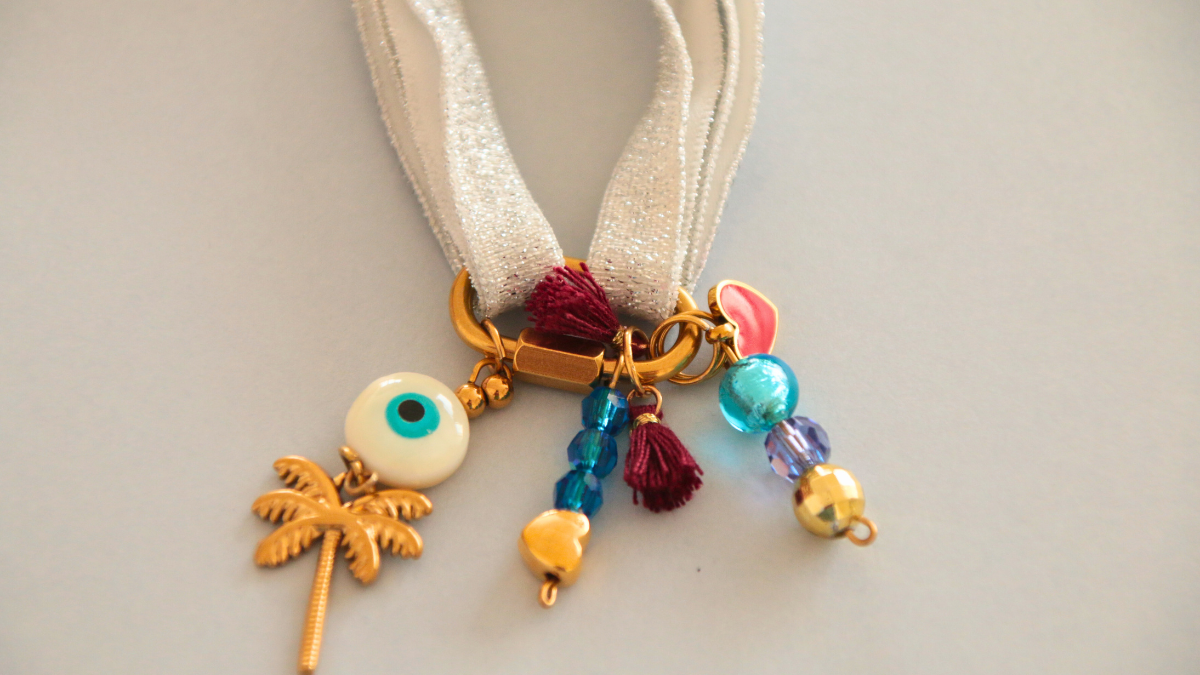 Bracelet ruban élastique avec perles et breloques bohème : Etape 6