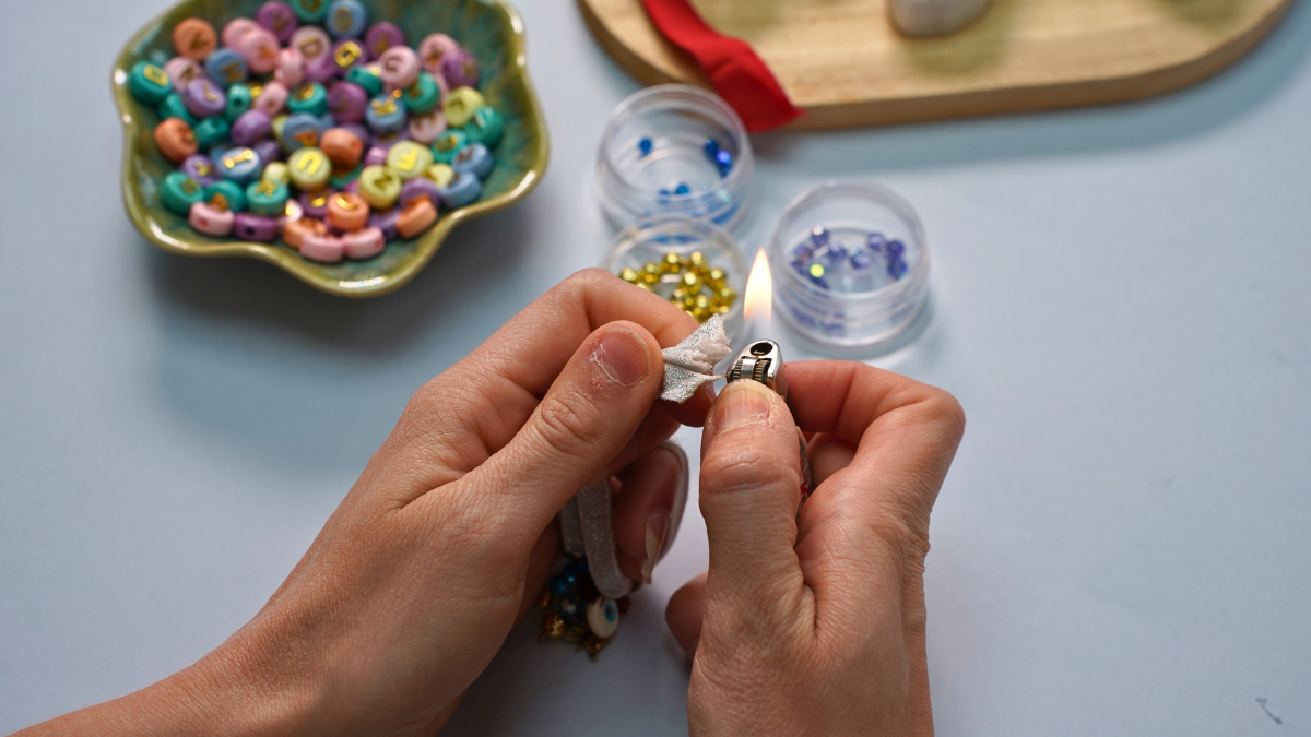 Bracelet ruban élastique avec perles et breloques bohème : Etape 7