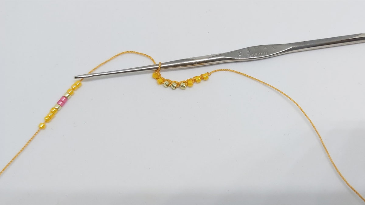 Bracelet bangle fleurs en spirale au crochet : Etape 1