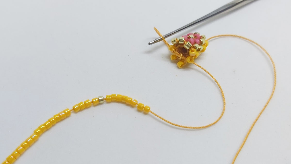 Bracelet bangle fleurs en spirale au crochet : Etape 2