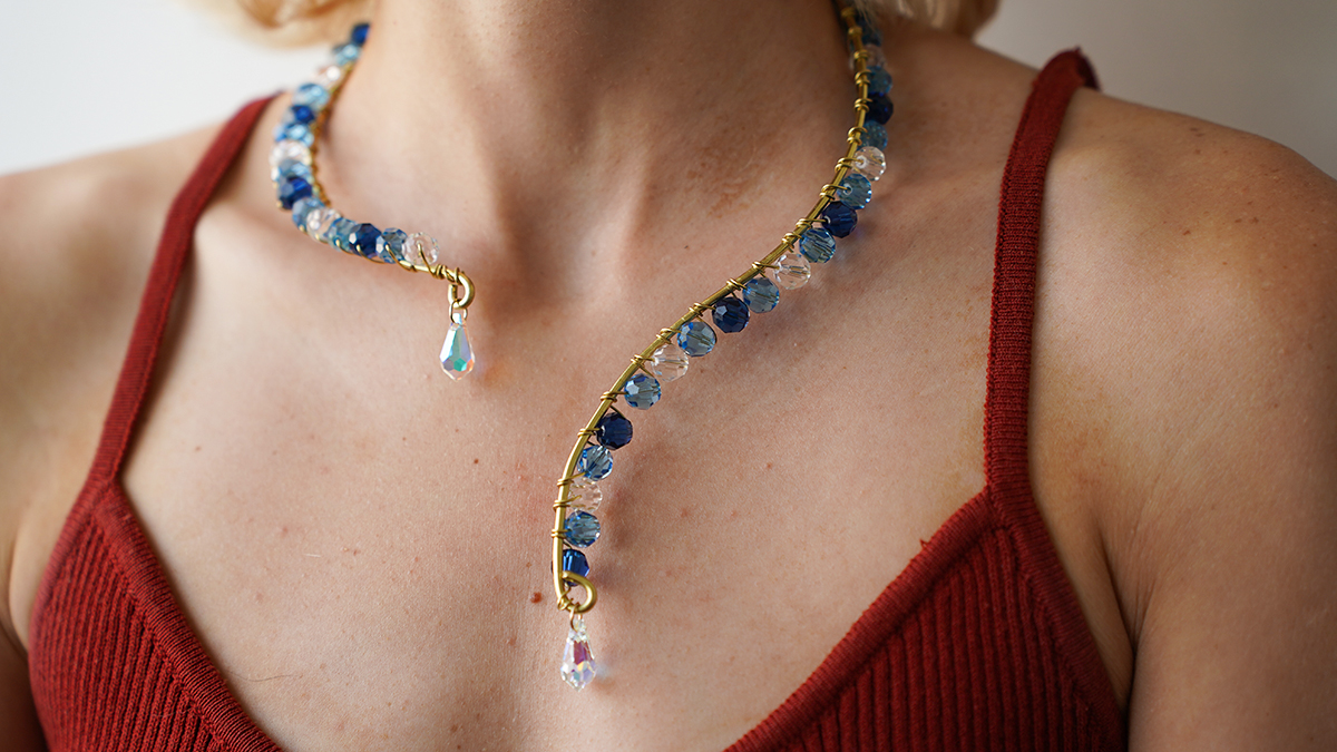 Schéma Collier fil laiton avec perles bleues et gouttes PureCrystal