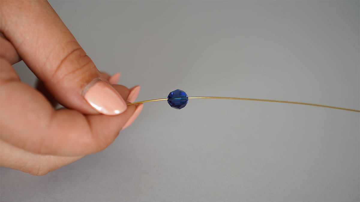 Collier fil laiton avec perles bleues et gouttes PureCrystal : Etape 2