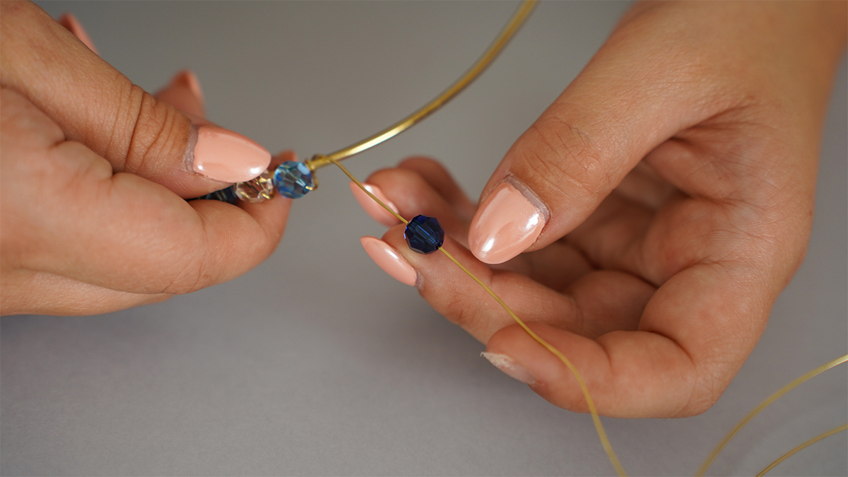 Collier fil laiton avec perles bleues et gouttes PureCrystal : Etape 3