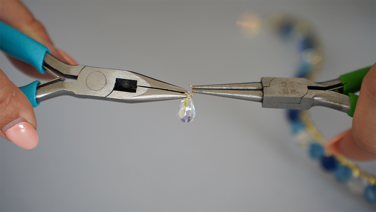 Collier fil laiton avec perles bleues et gouttes PureCrystal : Etape 7