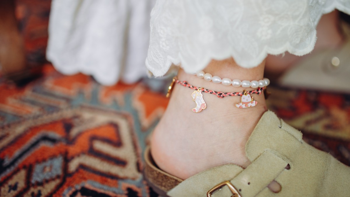 Chevillère cordon avec breloques cow-girl et bracelet perles d'eau douce
