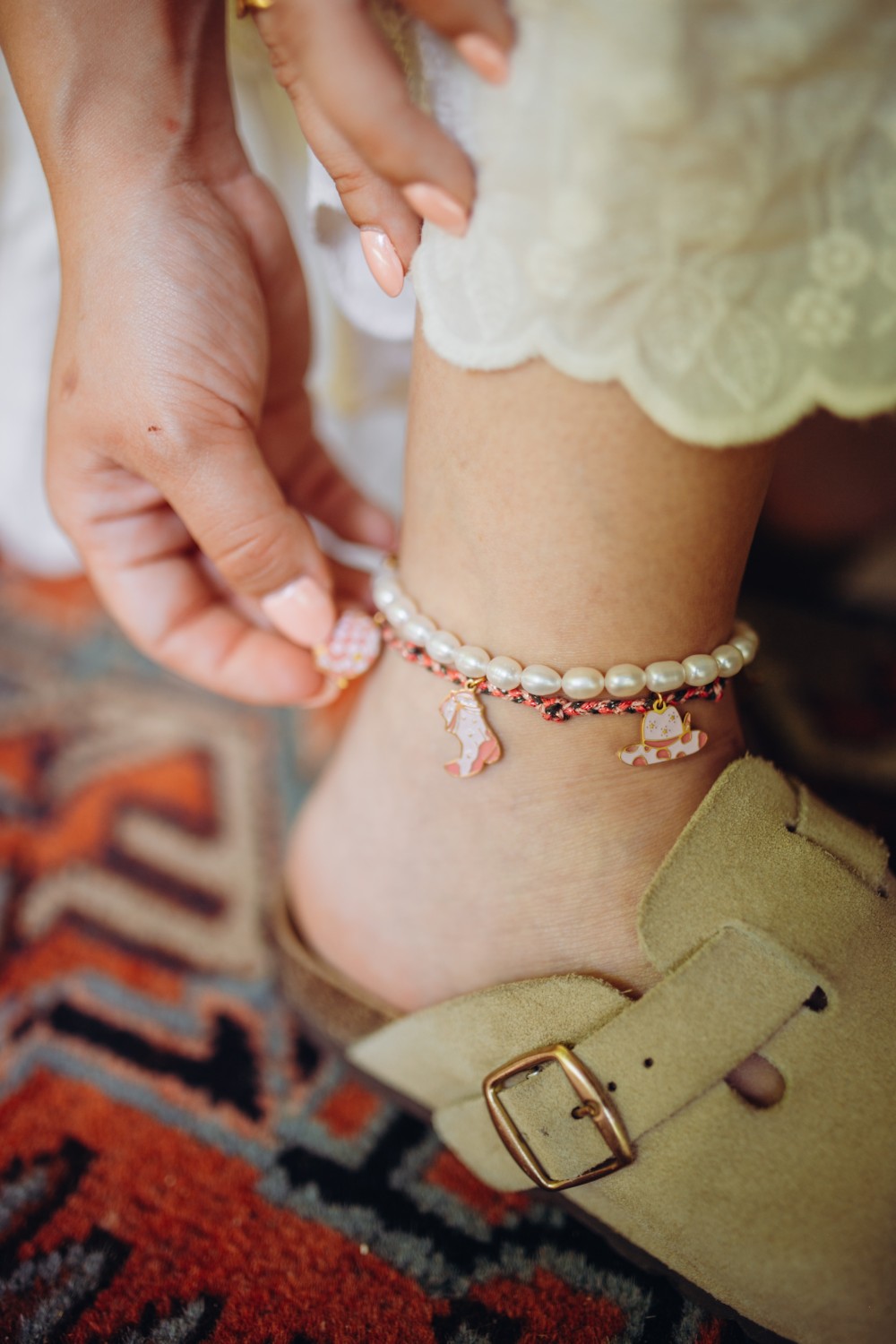 Schéma Chevillère cordon avec breloques cow-girl et bracelet perles d'eau douce
