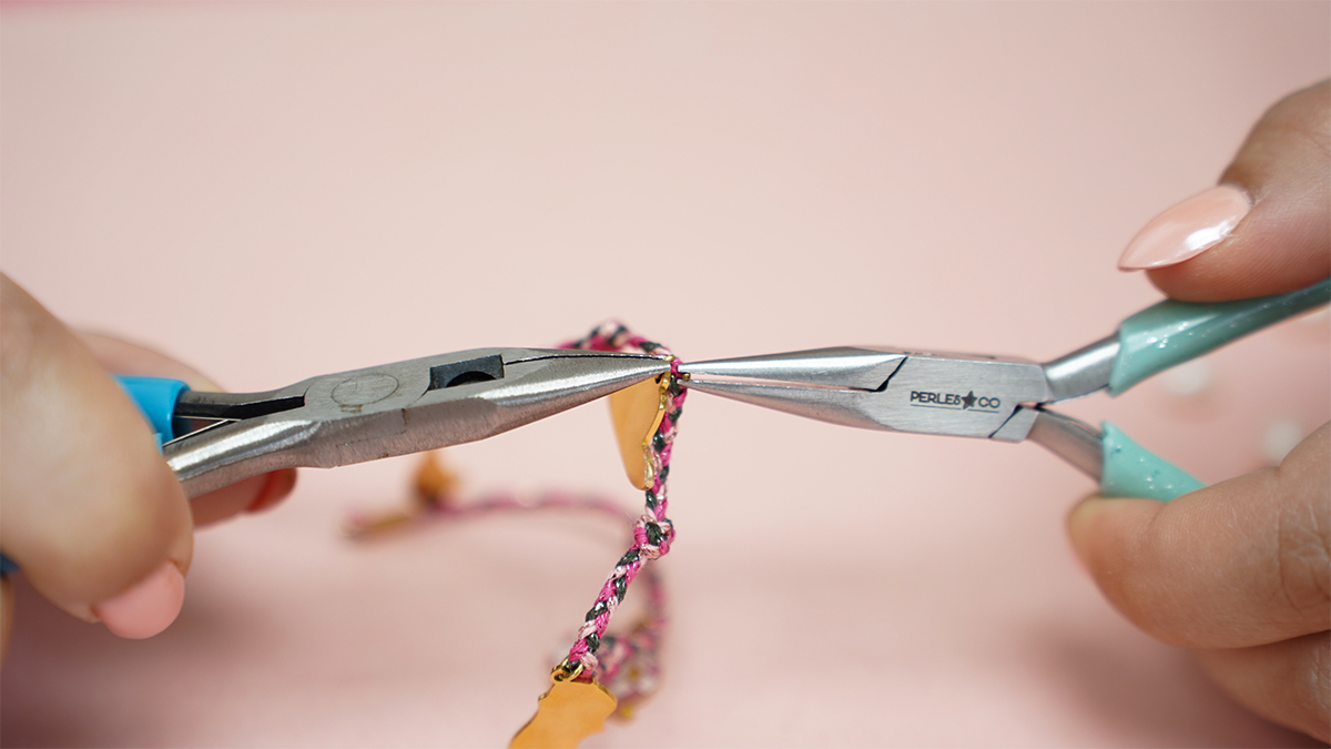 Chevillère cordon avec breloques cow-girl et bracelet perles d'eau douce : Etape 4