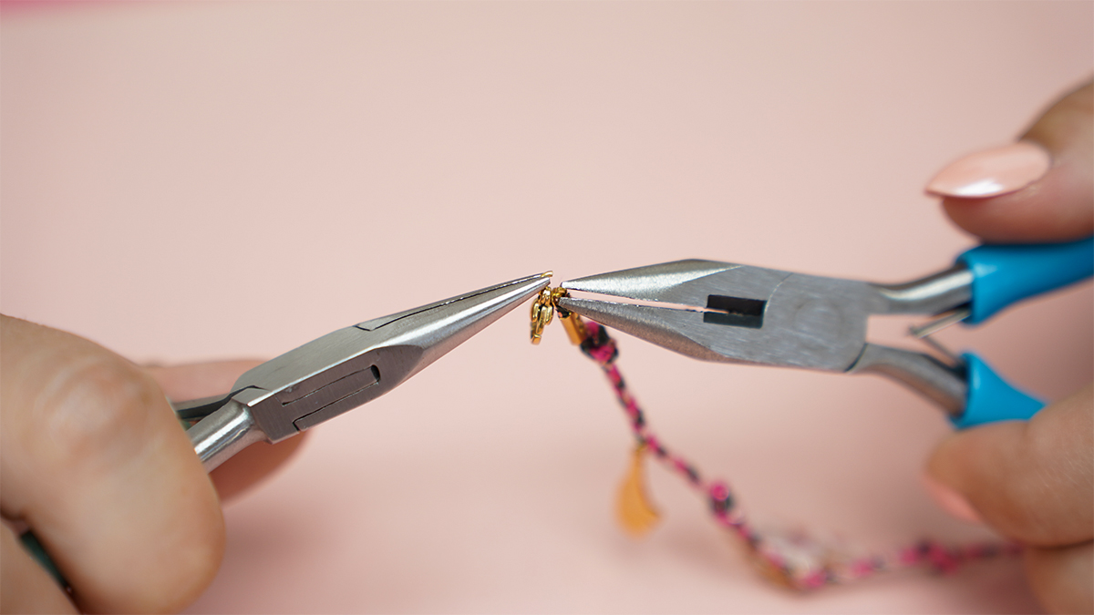 Chevillère cordon avec breloques cow-girl et bracelet perles d'eau douce : Etape 6