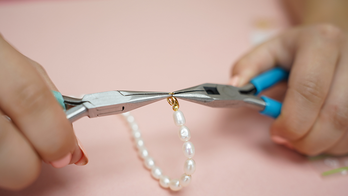 Chevillère cordon avec breloques cow-girl et bracelet perles d'eau douce : Etape 8