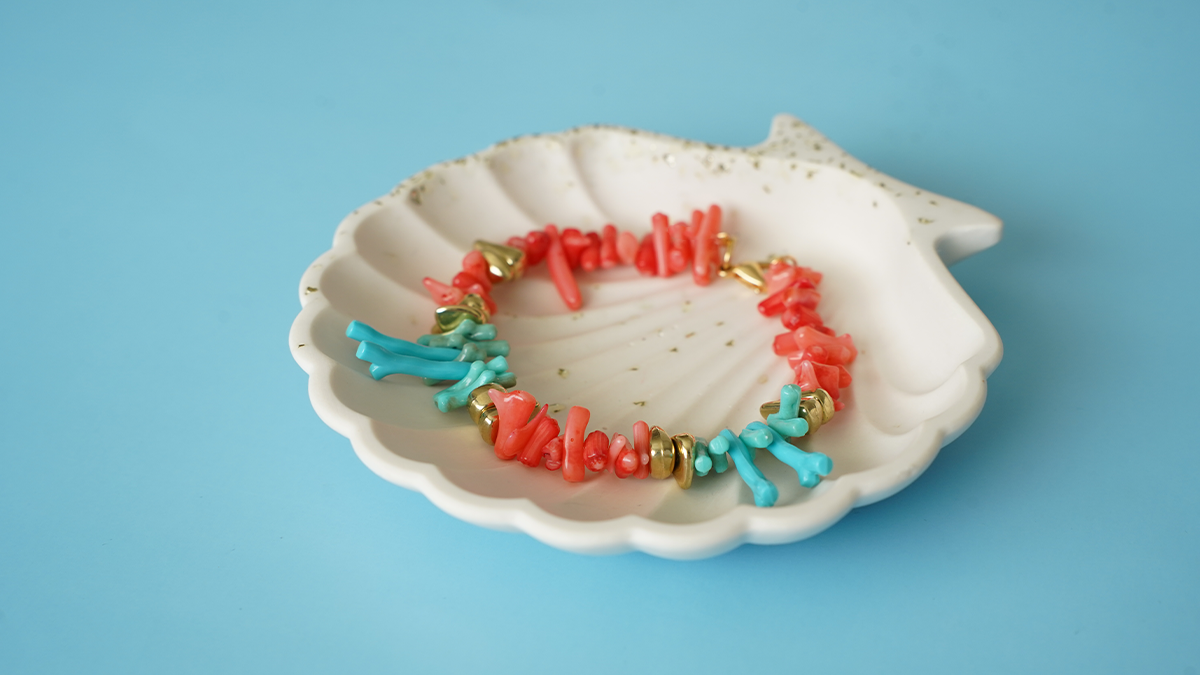 Bracelet avec perles chips corail & turquoise Bracelet avec perles chips corail & turquoise
