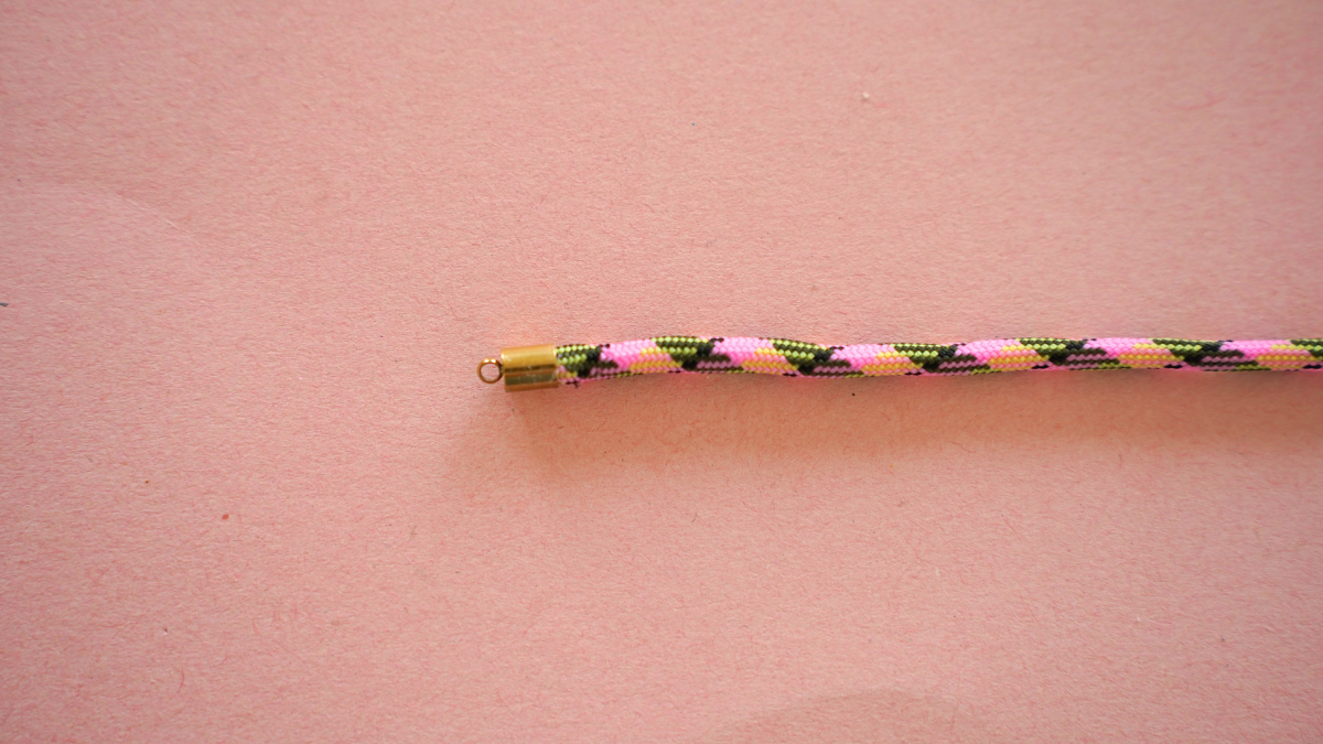 Bracelet cordon paracorde et breloques en acier inoxydable : Etape 1
