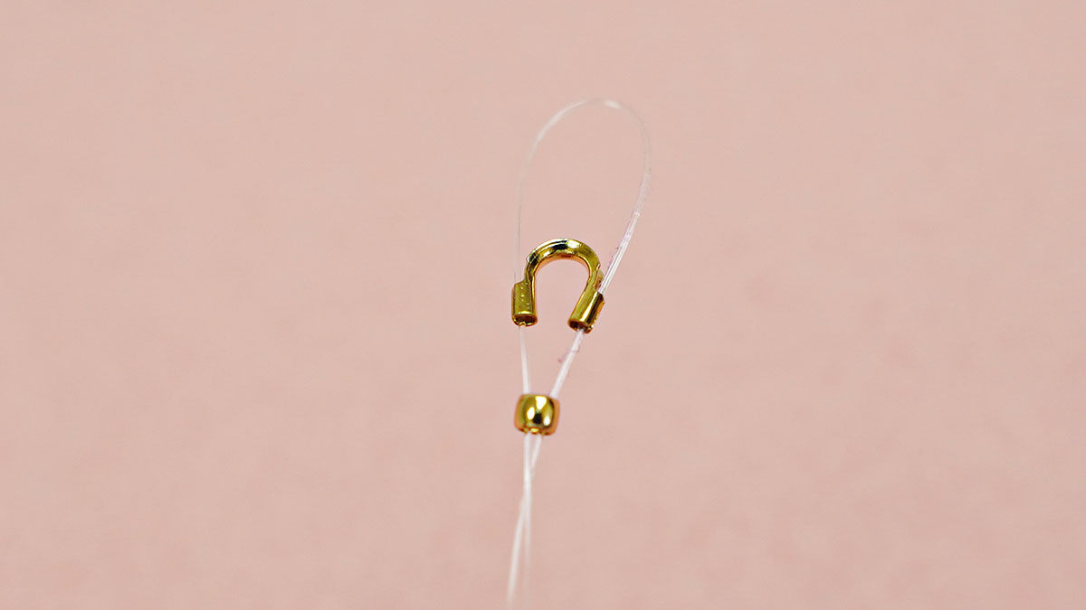 Collier avec des perles en nacre couleur pastel : Etape 2