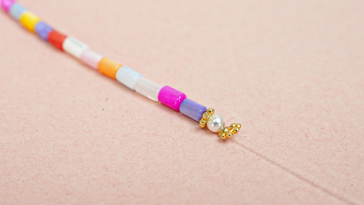 Collier avec des perles en nacre couleur pastel : Etape 5