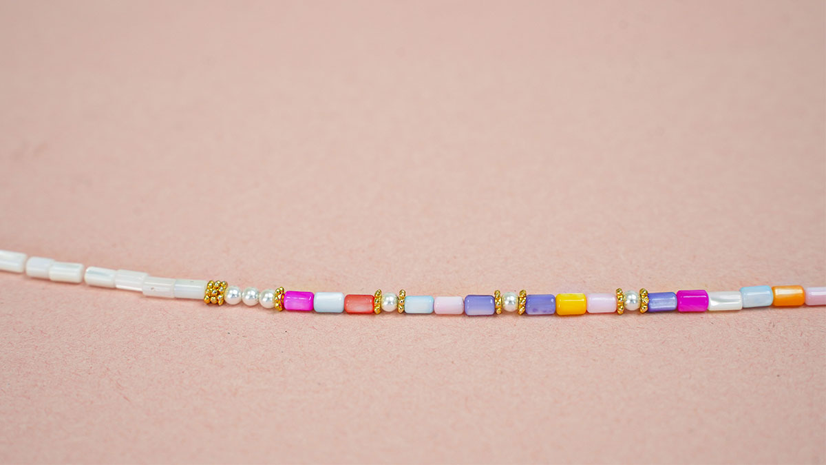 Collier avec des perles en nacre couleur pastel : Etape 6