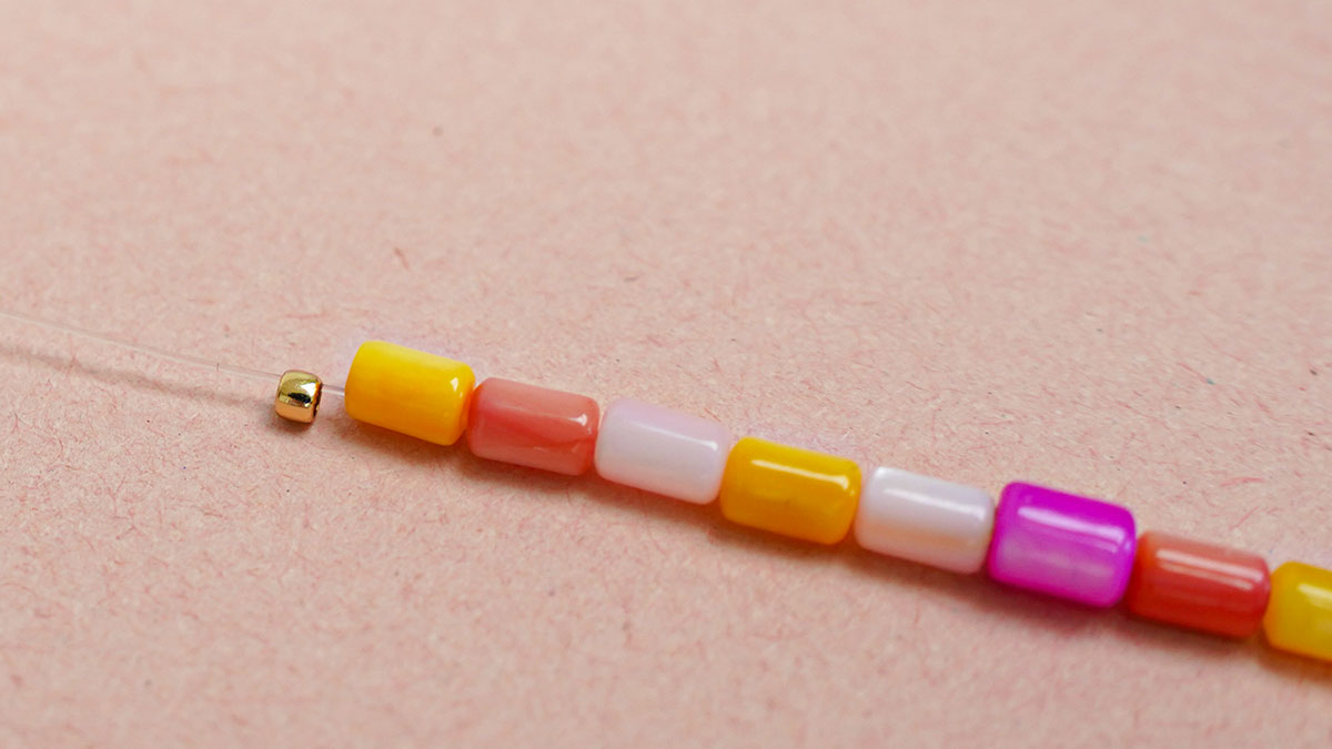 Collier avec des perles en nacre couleur pastel : Etape 7