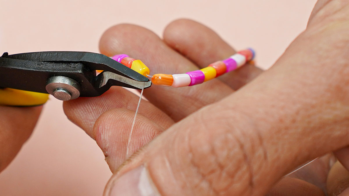 Collier avec des perles en nacre couleur pastel : Etape 11