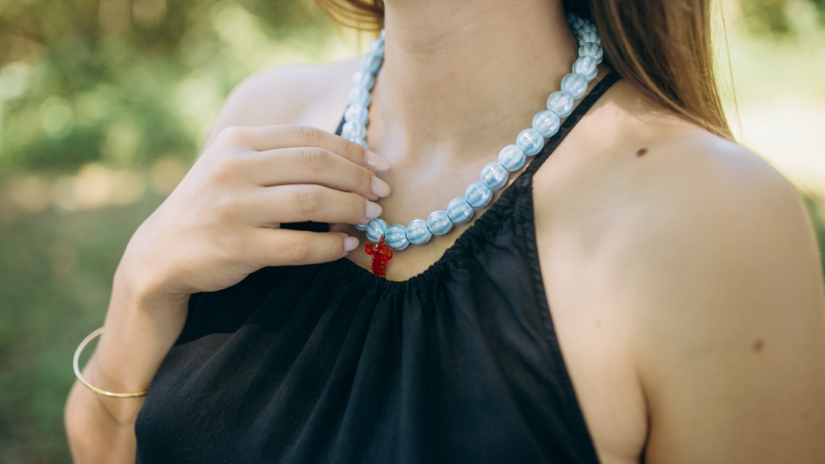 Collier en perles céramiques avec pendentif en verre Collier en perles céramiques avec pendentif en verre