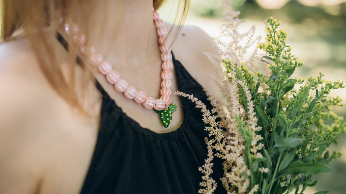 Schéma Collier en perles céramiques avec pendentif en verre