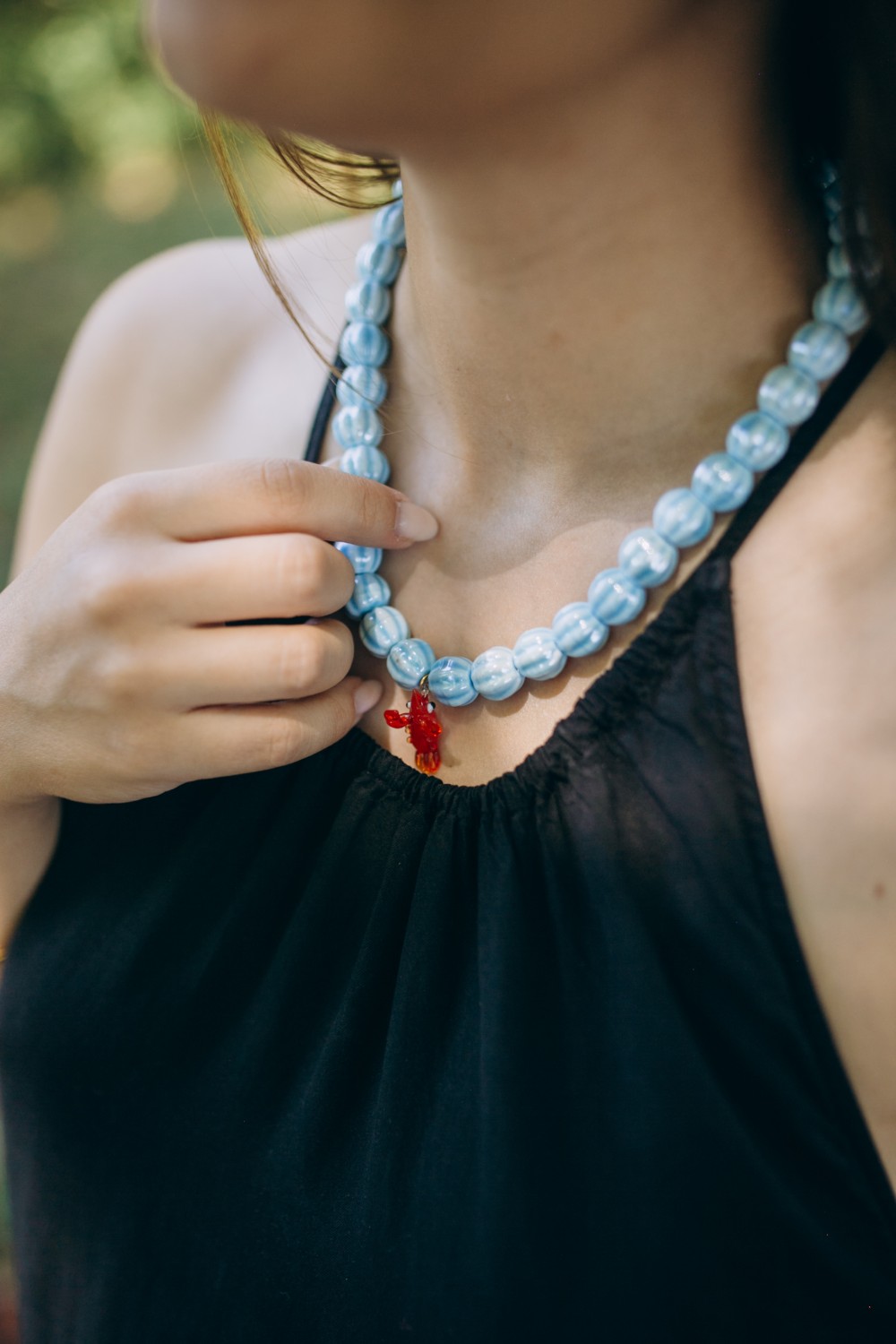 Schéma Collier en perles céramiques avec pendentif en verre