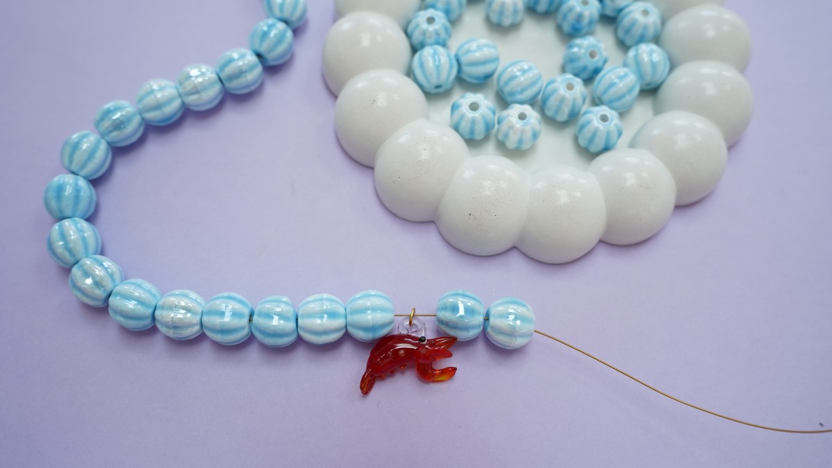 Collier en perles céramiques avec pendentif en verre : Etape 5