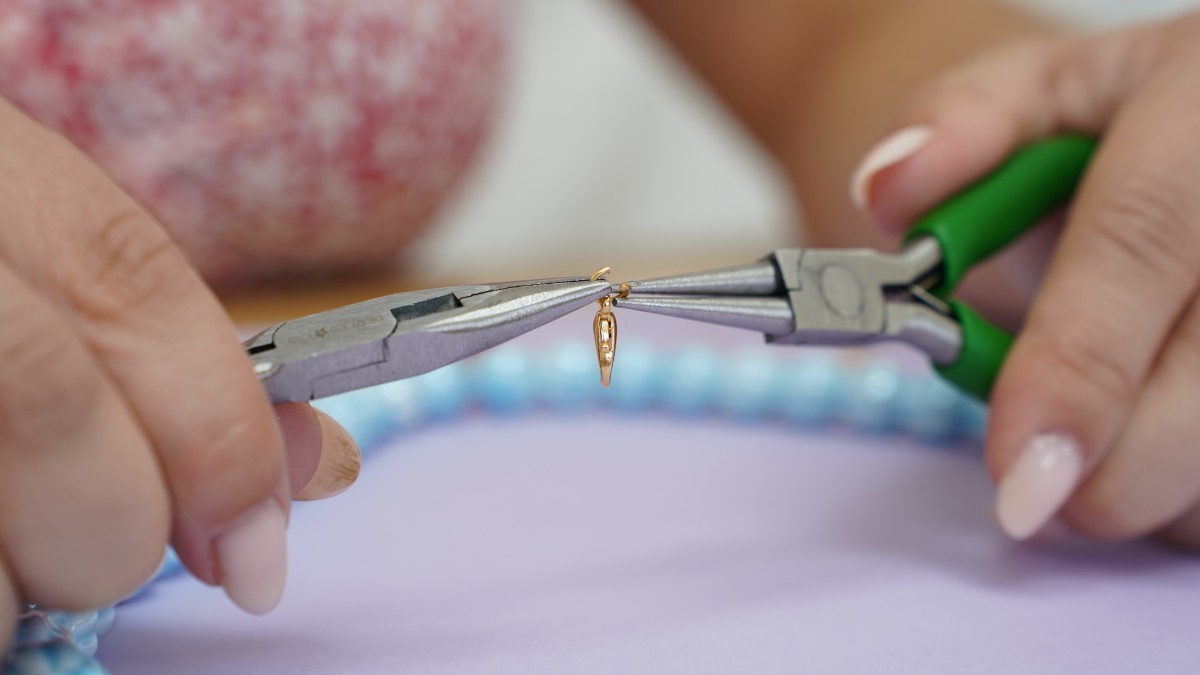 Collier en perles céramiques avec pendentif en verre : Etape 7