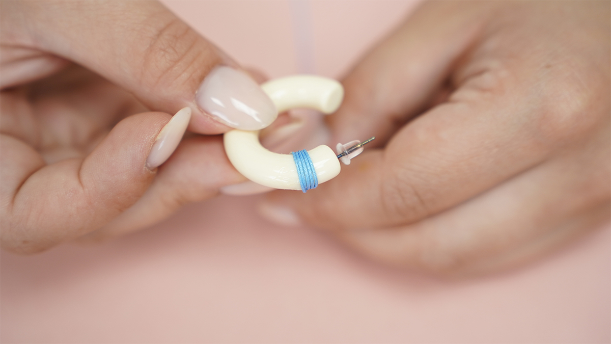 Boucles d'oreilles vintage avec fil bleu et doré : Etape 2